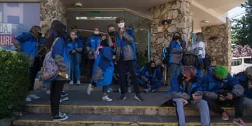 Tiraron a un egresado de un segundo piso de un hotel en Bariloche