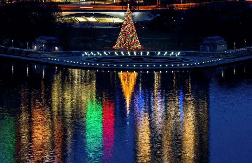 El árbol de Navidad en el punto en el centro de Pittsburgh al amanecer en la víspera de Navidad fotografiado desde el West End.
