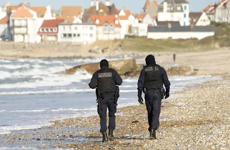 Un hombre de 76 años asesinó a otro de 46 por masturbarse en la playa nudista La Mama, en Francia.