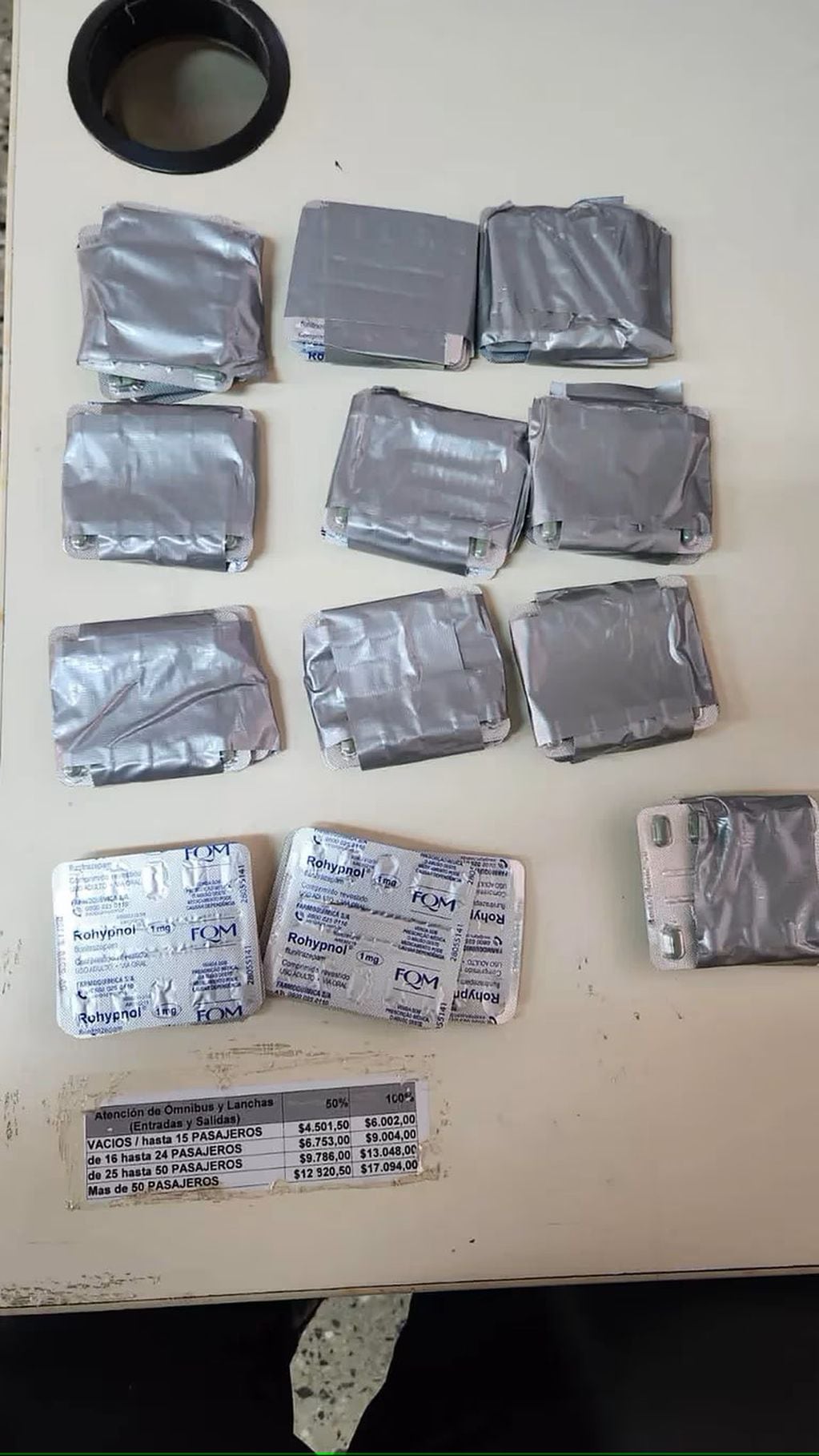 La pareja intentaba ingresar al país un cargamento de 3,100 pastillas de Flunitrazepam, también conocido como Rohypnol. Foto: Infobae.