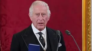 Decenas de empleados del rey Carlos III recibieron avisos de despido mientras se realizaba una ceremonia en honor a Isabel II
