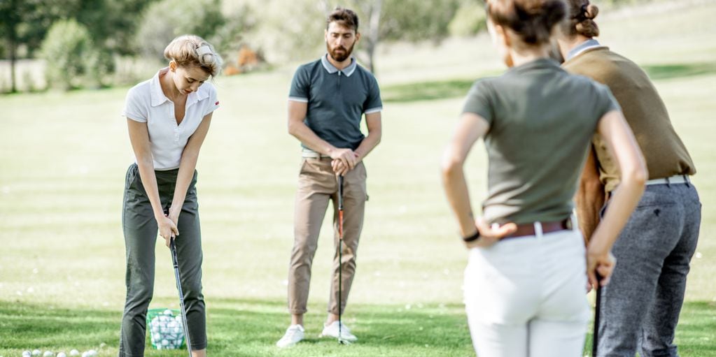 El golf es un deporte social que a su vez demanda concentración y dominio del cuerpo. Conservar el equilibrio interno es fundamental.