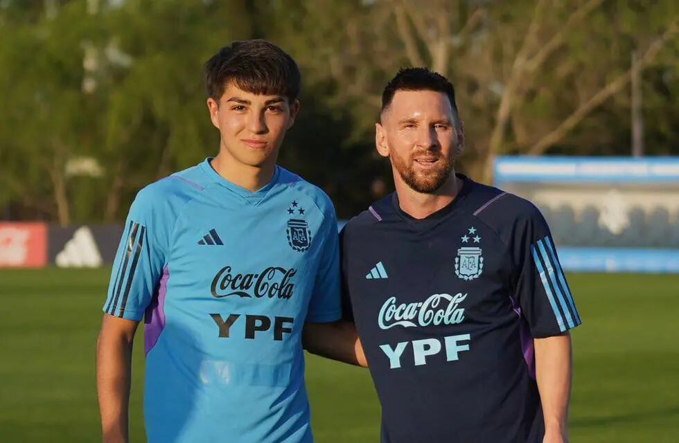 Valentino Acuña y Lionel Messi se sacaron una foto en el predio de la Asociación del Fútbol Argentino (AFA).
