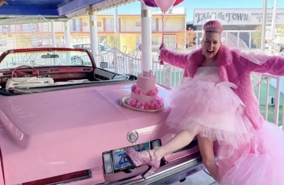 La influencer Kitten Kay Sera se casó en Las Vegas con su color favoritos y ahora es "la esposa del color rosa".