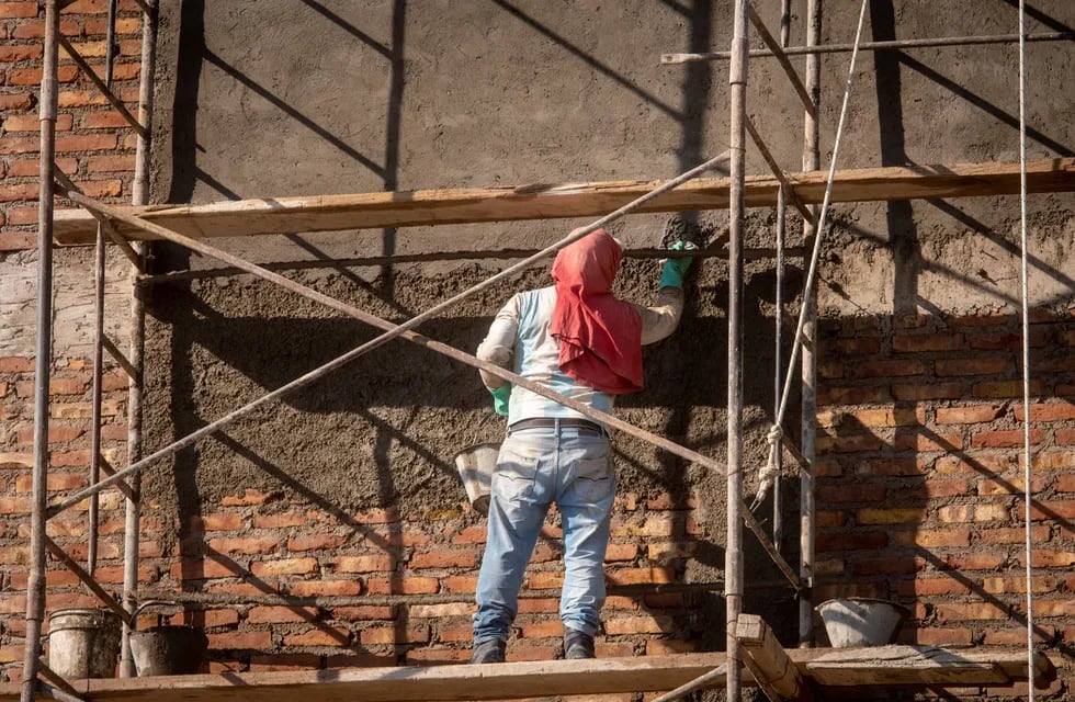 Hay sectores con un alto nivel de informalidad en la provincia, como la construcción. Foto: Ignacio Blanco / Los Andes