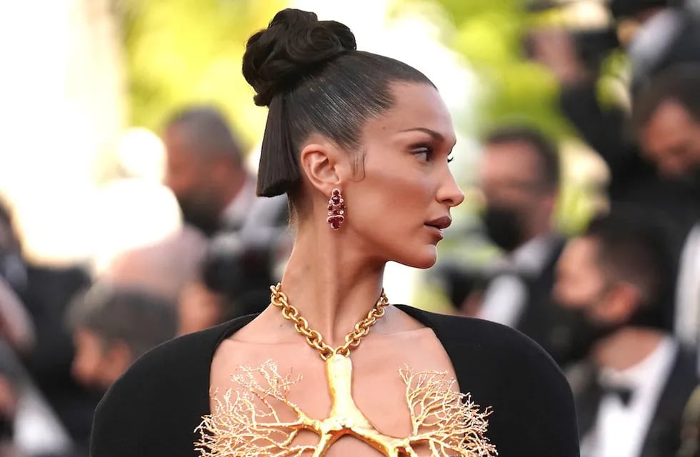 La modelo Bella Hadid "rompió" la alfombra roja del Festival de Cannes con un look que pasará a la historia. AP