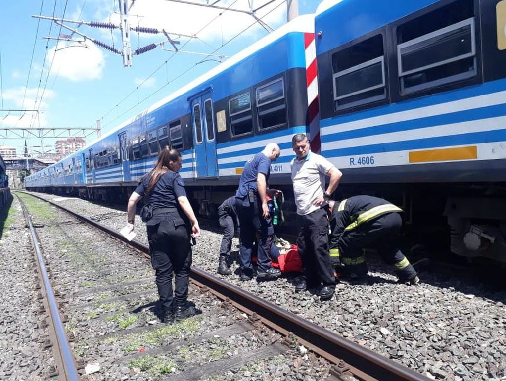 Efectivos policiales, bomberos y testigos ayudaron a la mujer a salir del tren