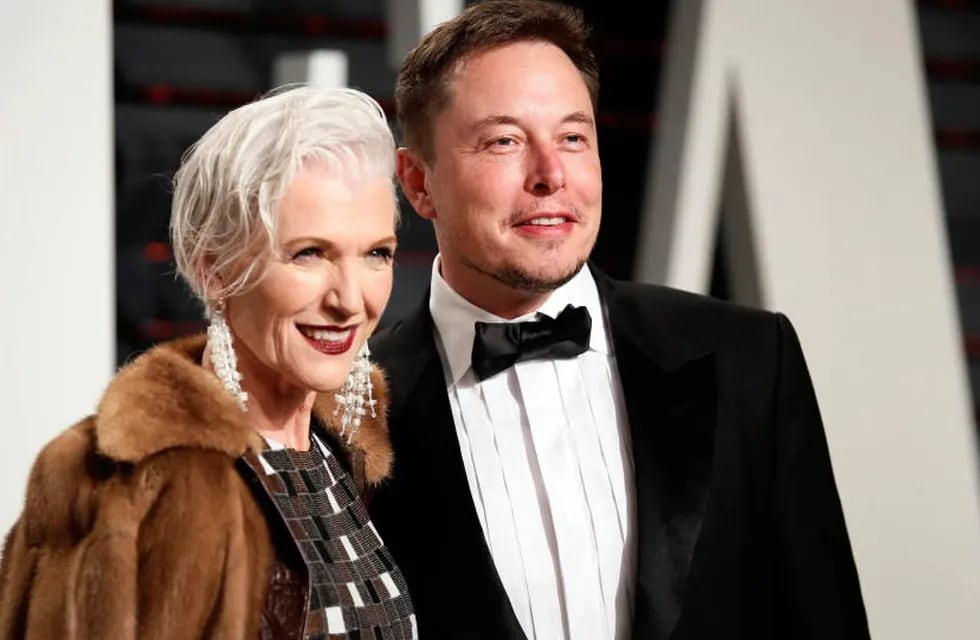 El millonario fundador de Tesla y su madre, Maye | AP