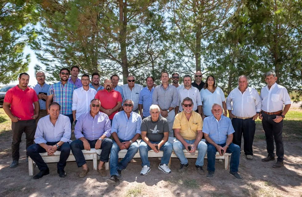 Directivos e integrantes de la Federación Agrícola Ganadera Oeste Argentino, integrada por empresarios de distintas provincias, antes de compartir un ameno almuerzo.