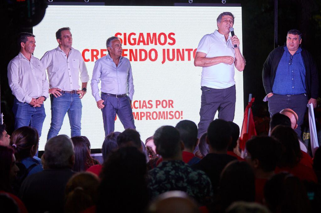 Acto en Las Heras. Participaron el intendente Daniel Orozco, y autoridades de la UCR Alfredo Cornejo y Tadeo García Zalazar.