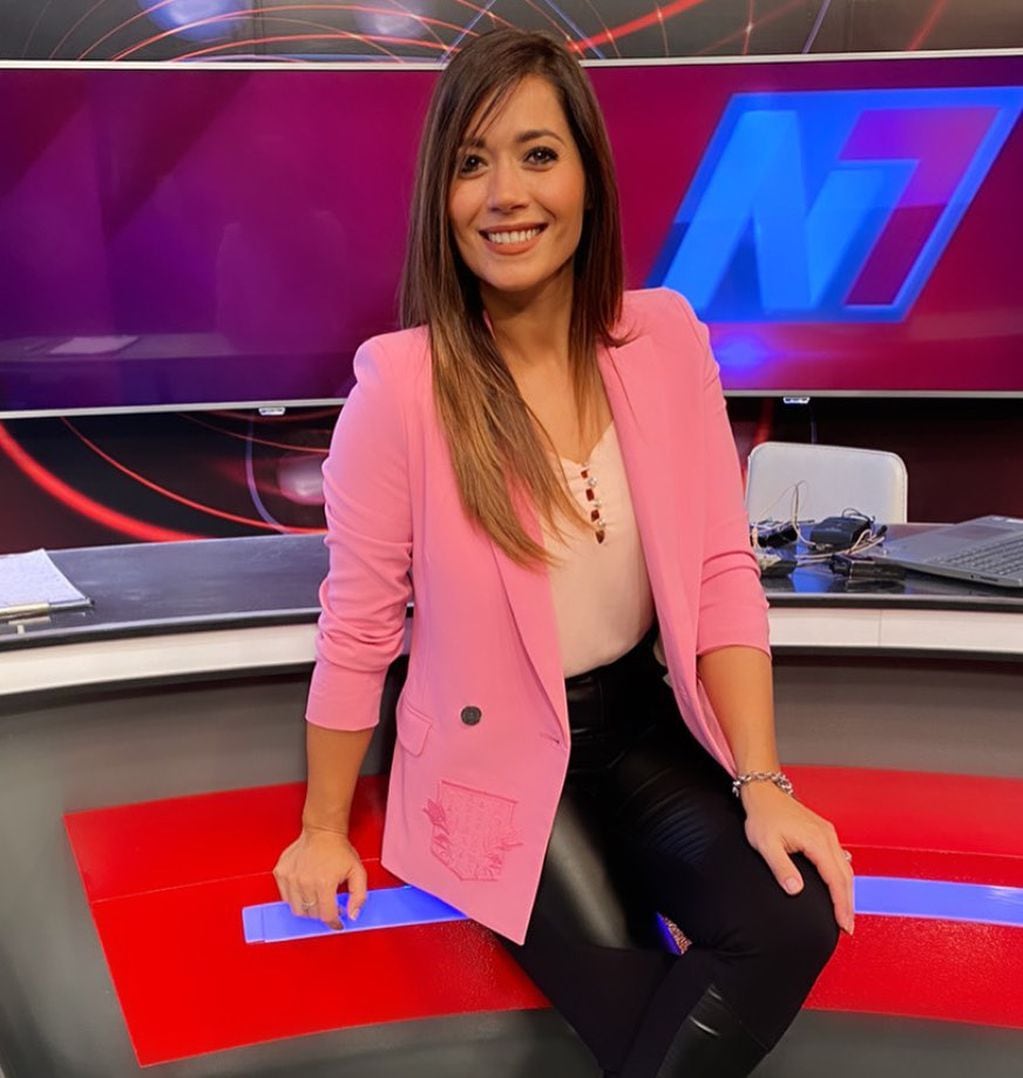 Gisela Campos al frente de la conducción del noticiero central de Canal 7