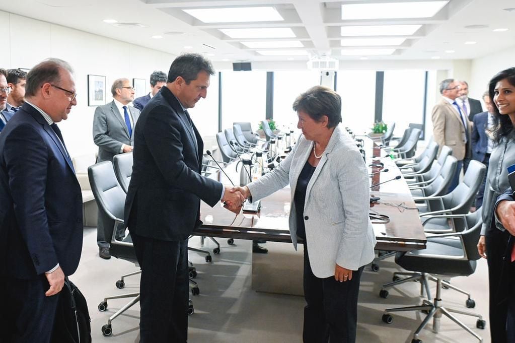 El ministro de Economía, Sergio Massa, con la titular del FMI, Kristalina Georgieva. Foto: Prensa Ministerio de Economía
