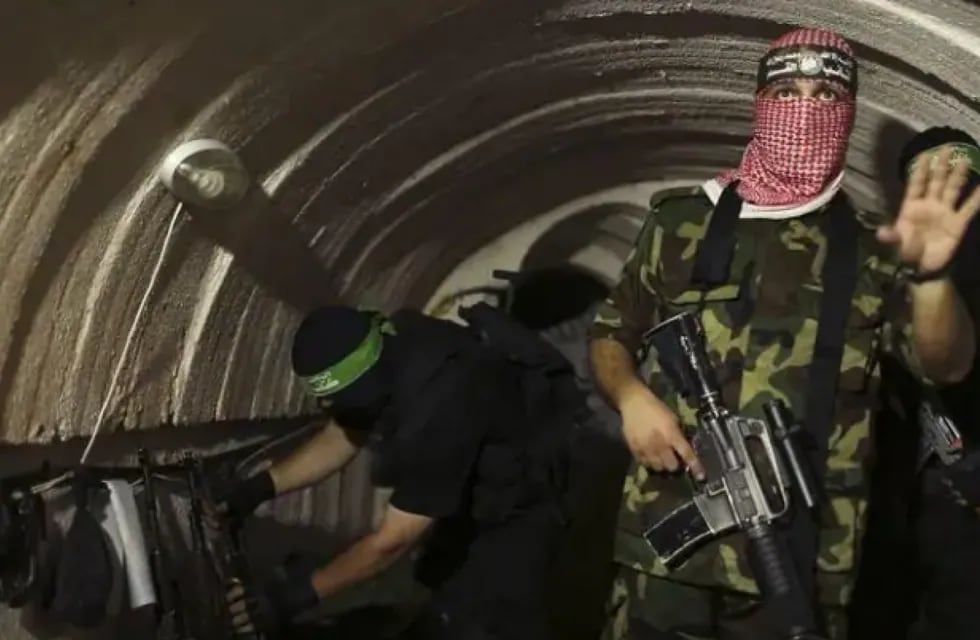 Terroristas de Hamas en los túneles que se extienden por uns 500km debajo de la Franja de Gaza.