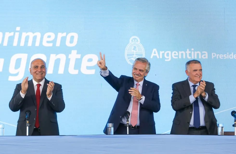 El presidente Alberto Fernández junto al gobernador de Tucumán, Osvaldo Jaldo, y el jefe de Gabinete nacional, Juan Manzur. Foto: Presidencia