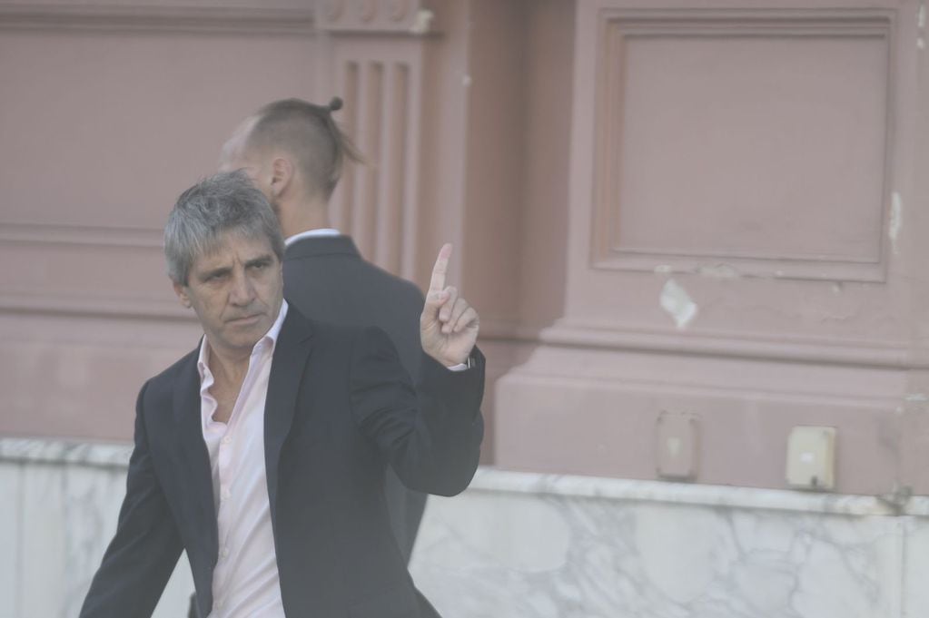 El ministro de Economía, Luis Caputo, ingresa a la Casa Rosada. Dijo que hoy no hay anuncios. Hablará el martes. (Foto: Federico López Claro)