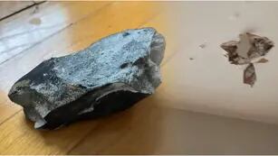 Un supuesto meteorito atravesó el techo de una casa y sorprendió a una familia