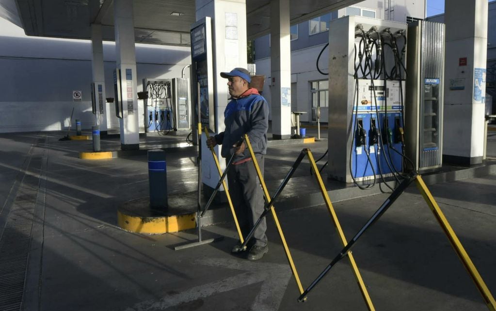 Aumento del precio de combustibles en YPF (Orlando Pelichotti / Los Andes)