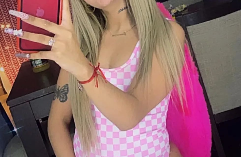 Tamara Báez, novia de L-gante, posó frente al espejo con un body rosa
