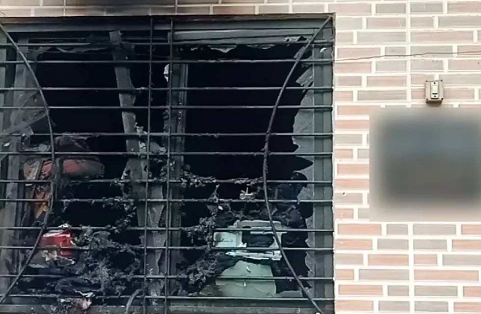 Así quedó la ventana de la vivienda afectada por la explosión