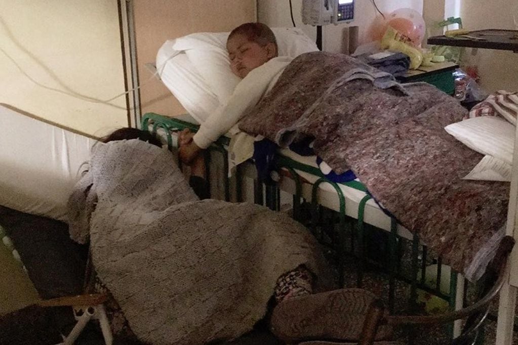 La conmovedora foto de una madre y su hijo durmiendo de la mano en una sala oncológica