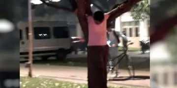 Un joven fue drogado, asaltado y “crucificado” en un árbol tras una fiesta de egresados