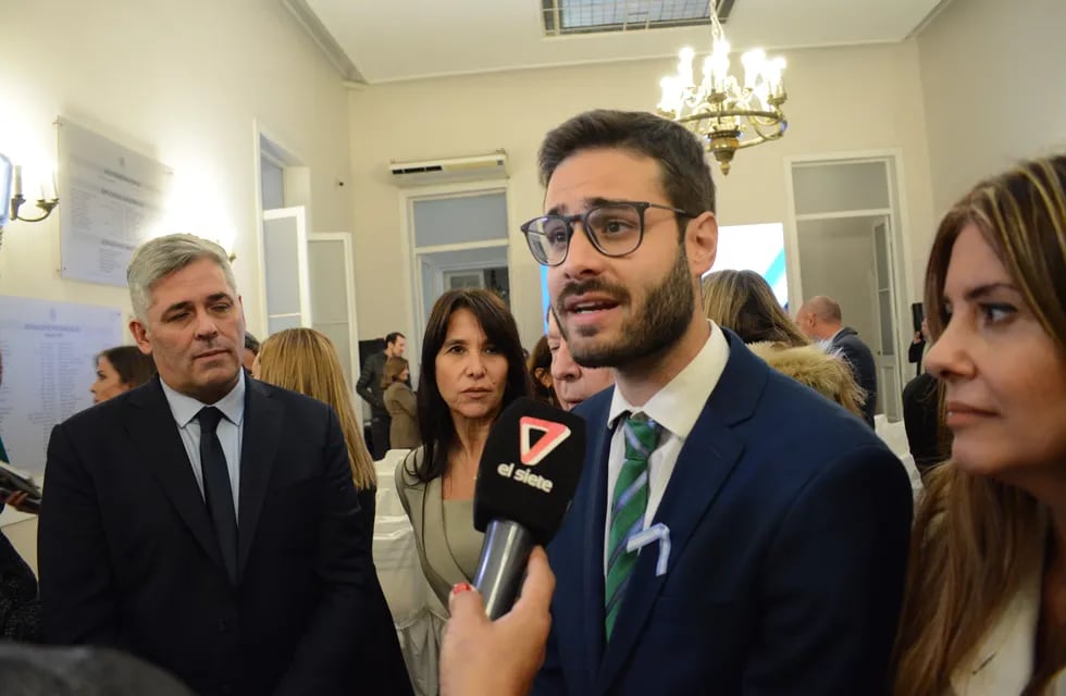 El jefe del bloque del PV en Diputados, Emmanuel Fugazzotto, junto a dirigentes del peronismo. Foto: Prensa Partido Verde