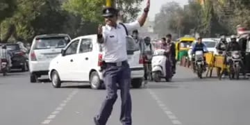 Policía de tránsito bailarín.