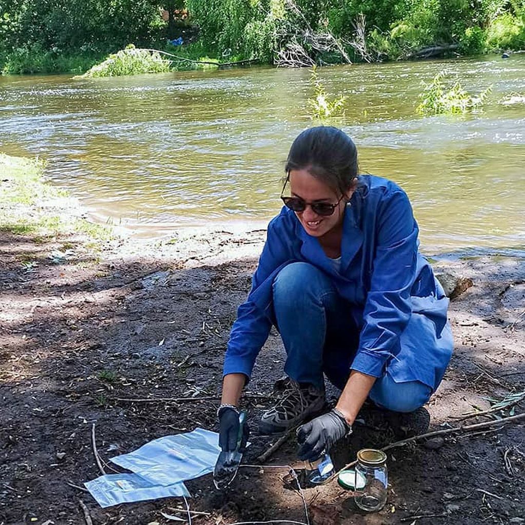 Una investigadora de la UNC tomando ,uestra de ríos (UNCiencia)