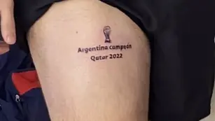 Video polémico: un tiktoker se tatuó la frase “Argentina campeón Qatar 2022” y lo tacharon de mufa