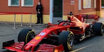 Charles Leclerc salió a las calles con una Ferrari.