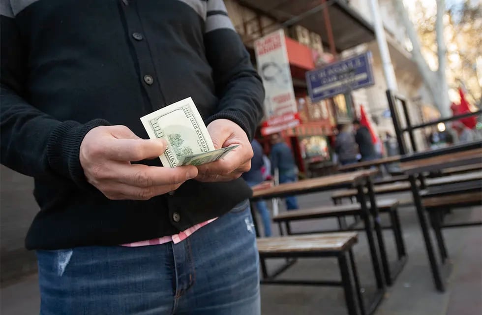 El dólar blue volvió a abrir por debajo de los $1.000 y el peso chileno roza el “1 a 1″