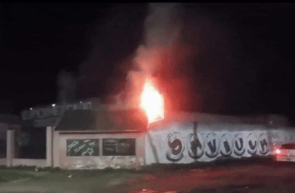 Robaron e incendiaron un supermercado en la localidad bonaerense de Moreno.