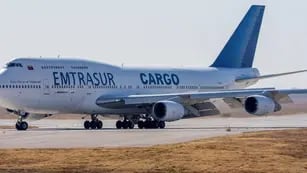 Un avión Boeing 747 que transportaba autopartes y llevaba 14 tripulantes venezolanos y cinco iraníes está retenido desde el lunes en el aeropuerto de Ezeiza.