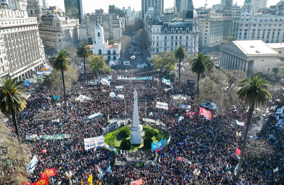 Marcha en la ciudad de Bs. As. por el atentado Plaza de Mayo. / Foto: Clarín