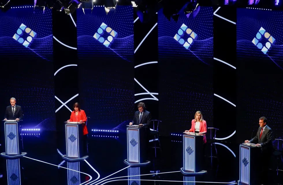 Los cinco candidatos en el debate presidencial. Foto: Federico López Claro