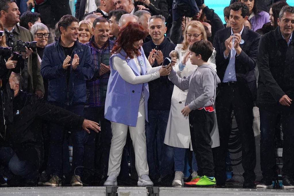 Cristina Fernández de Kirchner en el acto a 20 años de la muerte de Nestor. 
Plaza de mayo
massa
Foto clarín