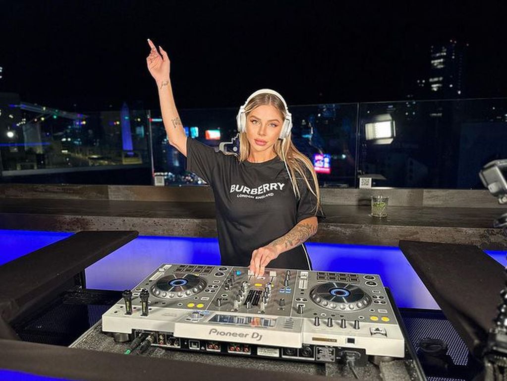 Romina Malaspina en su set como DJ, desde el Obelisco.