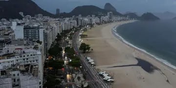 La playa de Copacabana lució desierta como pocas veces en Año Nuevo por el miedo a los contagios de Covid-19. (AP)