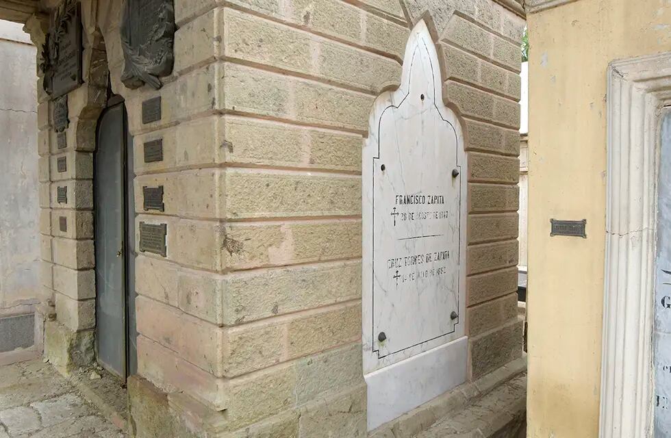 Misterio, uno de los sepulcros más antiguos del Cementerio de Capital. En el cuandrante contrario a la capilla, se destaca la gran lápida del mausoleo de la familia Zapata. Foto : Orlando Pelichotti