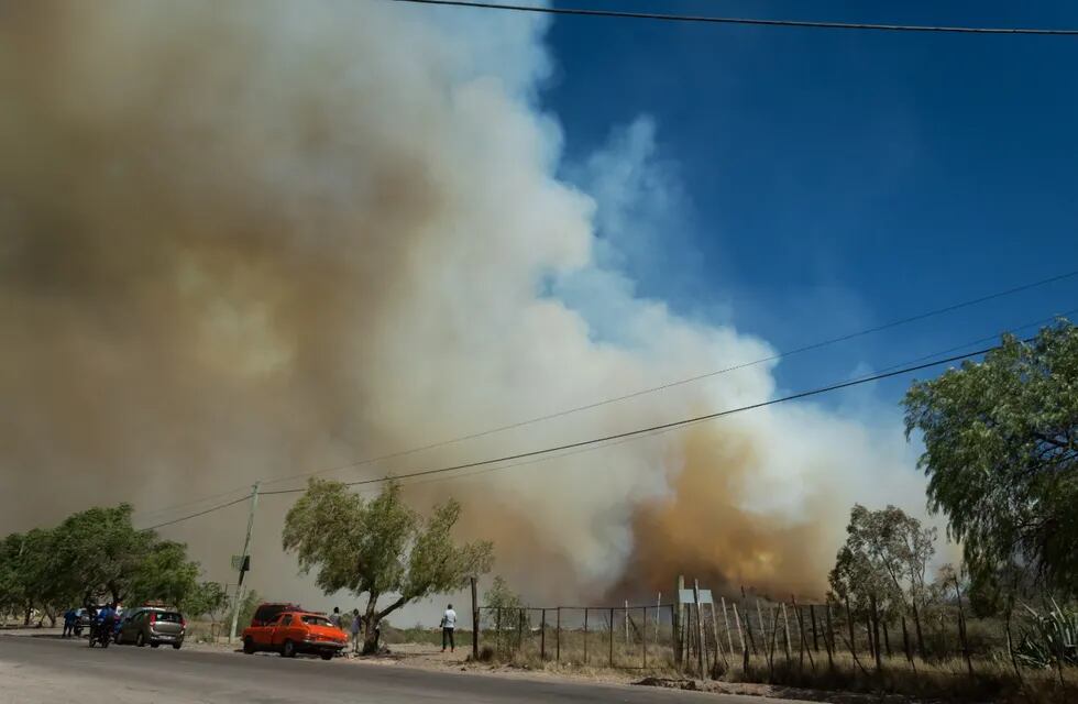 Fotogalería: así se vió el incendio en el cerro Arco desde el Gran Mendoza