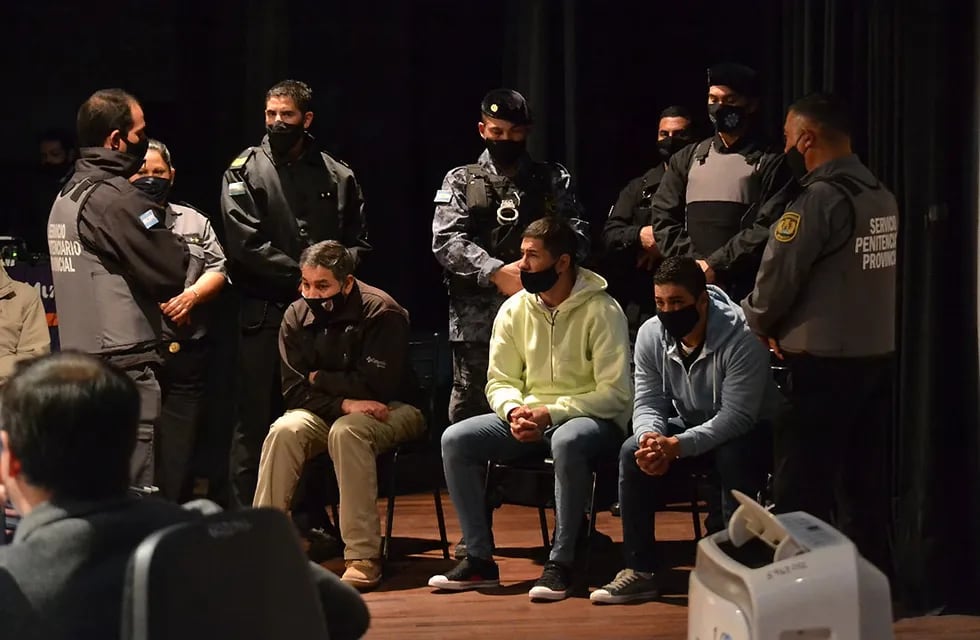 Esposados y custodiados por agentes penitenciarios, Hisa y los Guerrero fueron retirados del auditorio de Tunuyán y trasladados a sus celdas tras la lectura del veredicto, que se dio pasadas las 13 de ayer.