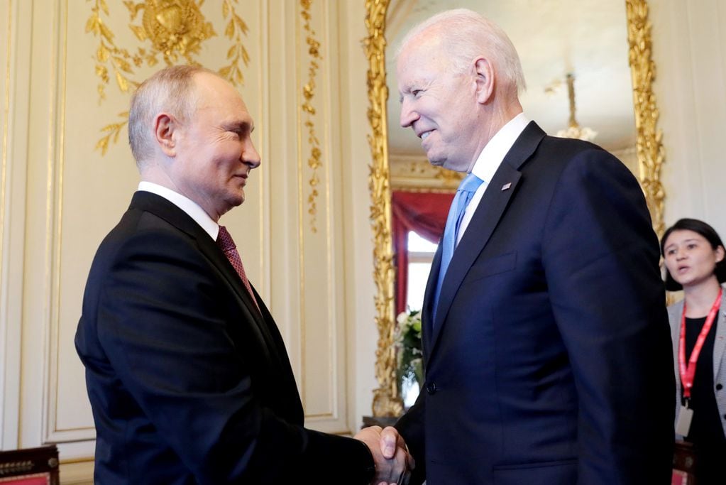 Joe Biden y Vladimir Putin, presidentes de Estados Unidos y Rusia reunidos en Ginebra, Suiza.