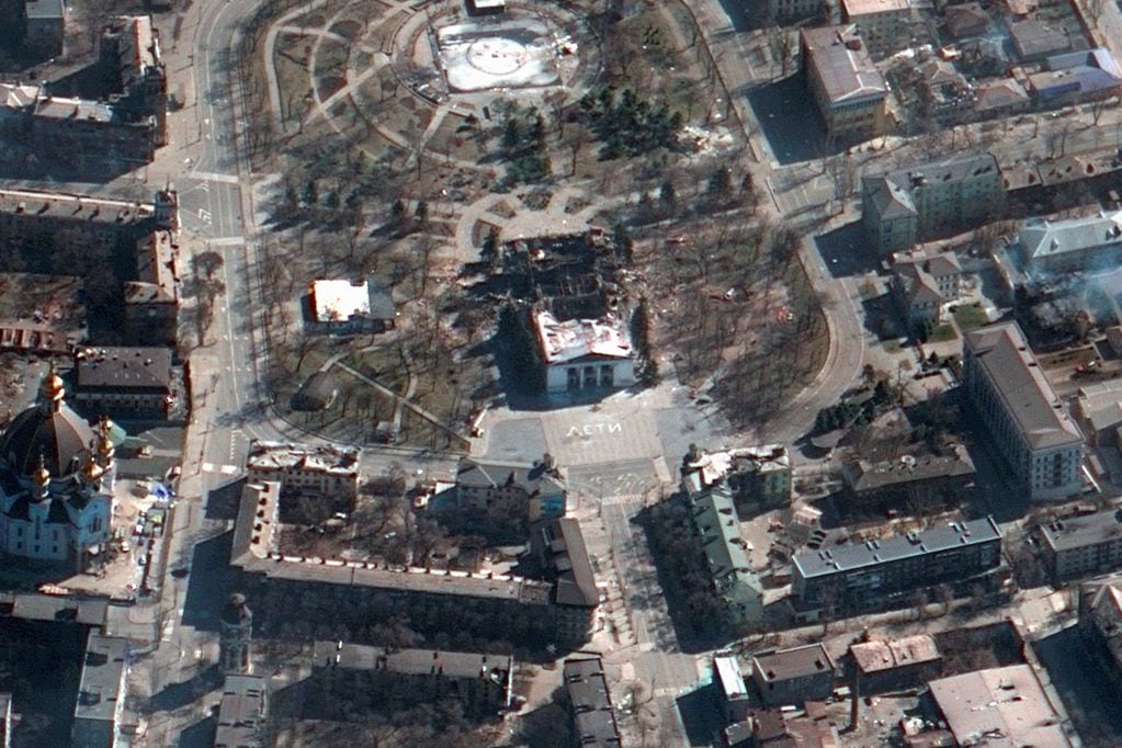 Así se ven los restos del teatro bombardeado en Mariúpol, días después del ataque. (Satellite image ©2022 Maxar Technologies via AP)
