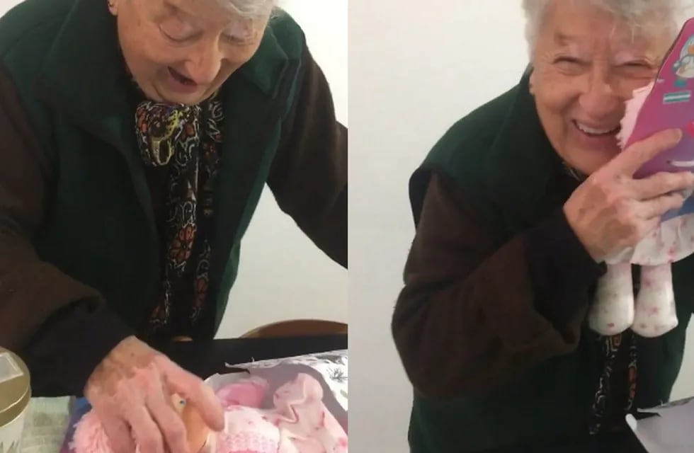 La joven Eli Quiroga decidió sorprender a su abuela con una muñeca por el día de su cumpleaños. Foto: Web