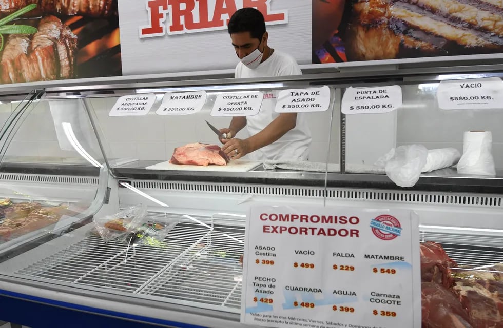 Limitados. La mayoría de los negocios pone topes a la cantidad de kilos que se pueden comprar por grupo familiar. Foto: José Gutiérrez / Los Andes.