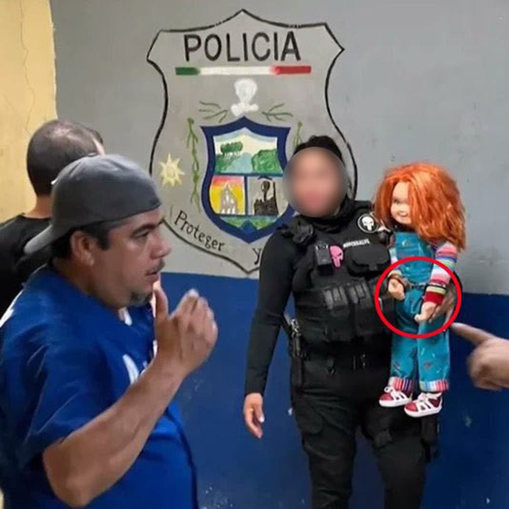 El muñeco también fue esposado por la oficial de policia que participó en el arresto del Titiritero