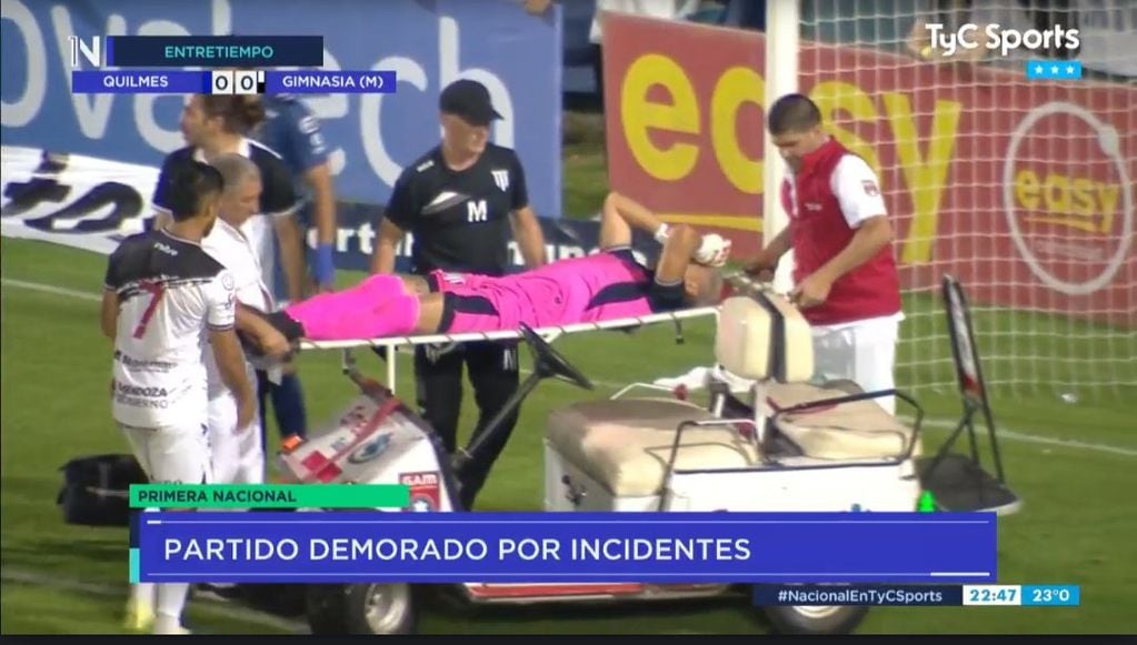 Brian Olivera, exarquero de Instituto, recibió el impacto de un proyectil en el partido entre Quilmes y Gimnasia de Mendoza. (Captura de TV)