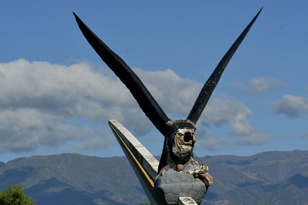 Así quedó el monumento del cóndor decapitado. Foto: Orlando Pelichotti / Los Andes.
