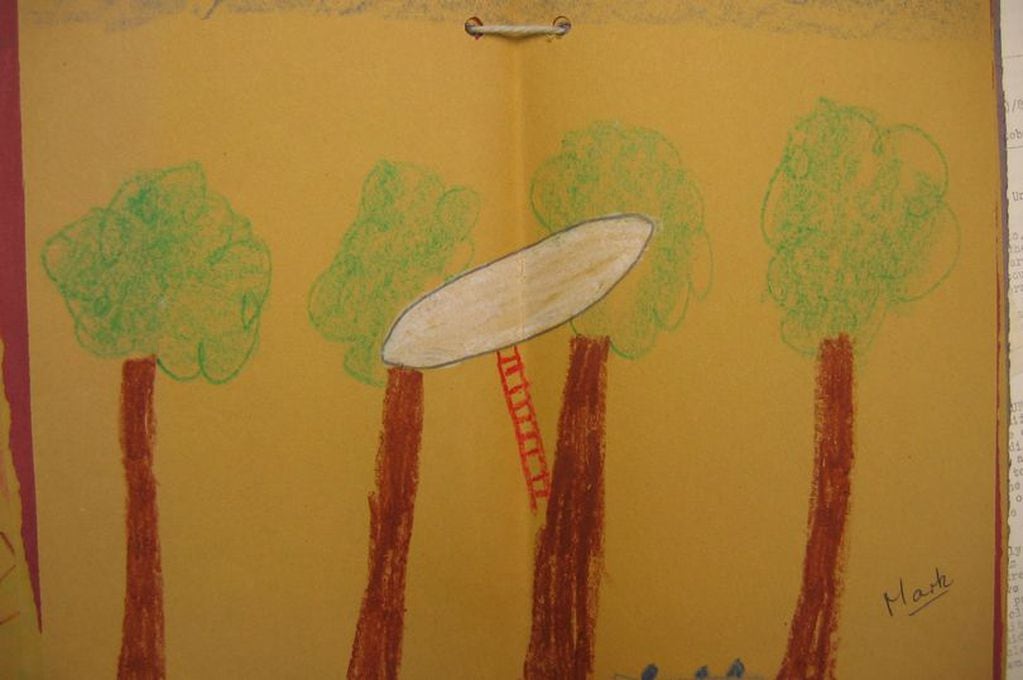 Los nenes realizaron dibujos sobre lo que habían visto y las coincidencias hicieron intervenir a la policía. Mirror.