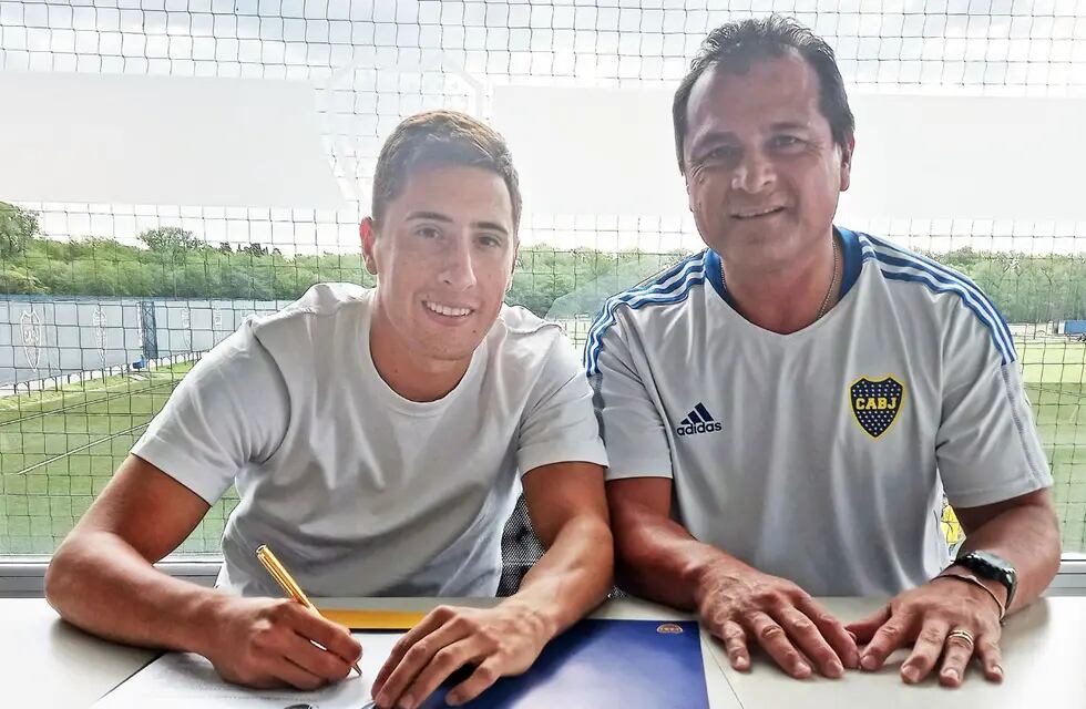 Miguel Merentiel firma su contrato junto a Marcelo Delgado, del Consejo. / gentileza